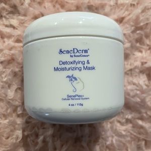 Detoxifying and Moisturizing Face Mask